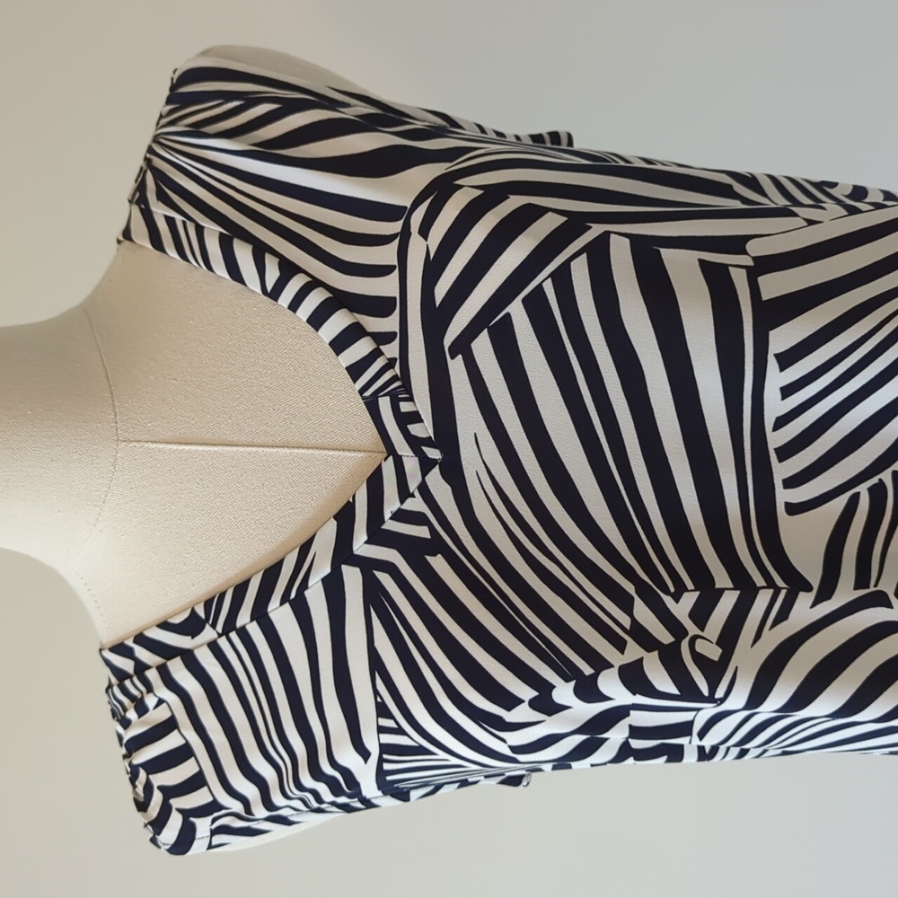NWT Banana Republic size small navy and white sleeveless v-neck top